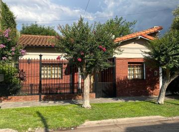 Casa · 110m² · 3 Ambientes · Castelar Norte Impecable Chalet 3 Ambientes a La Venta