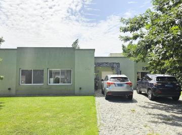 Casa · 200m² · 4 Ambientes · Casa en Fincas de Iraola II