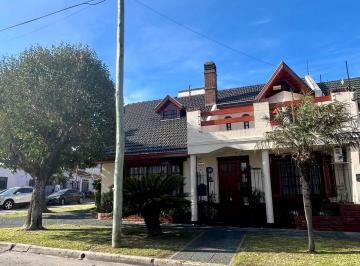 Casa · 230m² · 6 Ambientes · 2 Cocheras · Casa en Venta en Bernal Este, Bernal, Quilmes