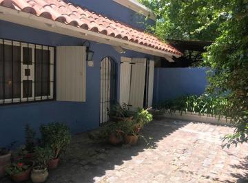 Casa · 137m² · 4 Ambientes · 2 Cocheras · Venta Casa Sobre Balbastro Excelente Ubicaciön, Buen Lote.