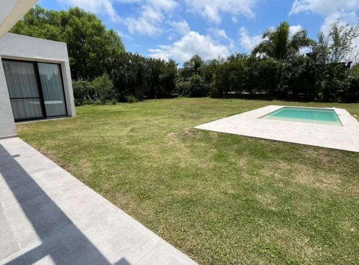 Casa · 230m² · 8 Ambientes