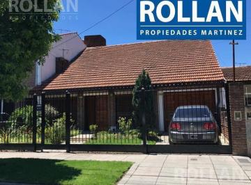 Casa · 210m² · 4 Ambientes · 2 Cocheras · Exc Chalet 4 Amb en 2 Pl con Amplio Fondo y Pileta! Martinez Venta