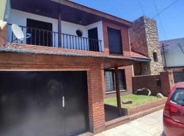 Casa de 5 ambientes, Morón · Chalet 5 Ambientes, Garage, Quincho, Jardín - Venta Villa Sarmiento.