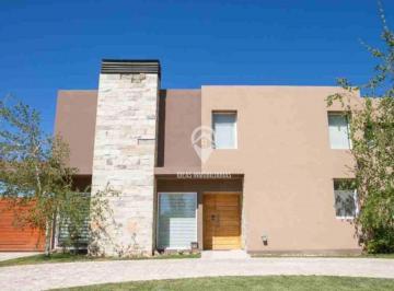 Casa · 250m² · 6 Ambientes · 1 Cochera · Casa de Nivel Gerencial B° Manzanar Milenium
