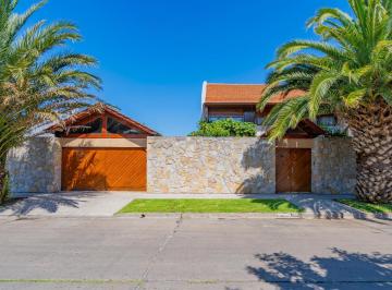Casa · 321m² · 6 Ambientes · Chalet en El Tradicional Entorno del Barrio Pinos de Anchorena.