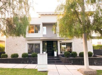 Frente · Excelente Casa Barrio Dalvian, 4 Dorm., 5 Baños, 2 Coch, Jardín, Piscina