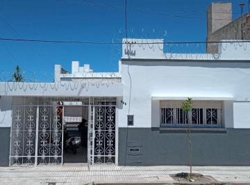 Casa · 270m² · 4 Ambientes · 1 Cochera · Venta Casa B° Centenario con Pileta