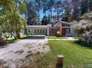 Casa de 4 ambientes, Cariló · Carilo, Moderna Propiedad a Estrenar.