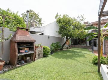 Casa · 292m² · 8 Ambientes · 1 Cochera · Casa con Jardín - Quincho - Parrilla - Cochera y Terraza