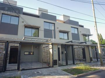 Casa · 77m² · 4 Ambientes · 1 Cochera · Casa - Adrogue
