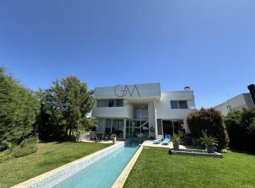Casa · 280m² · 5 Ambientes · 1 Cochera · Casa en Venta en Arenas del Sur