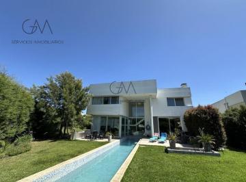 Casa · 280m² · 5 Ambientes · 1 Cochera · Casa en Venta en Arenas del Sur