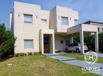 Casa de 5 ambientes, Berazategui · Venta Casa Barrio Los Troncos Apto Credito