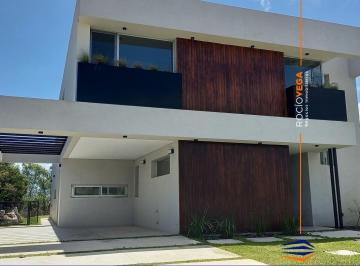 Casa · 230m² · 5 Ambientes · 1 Cochera · Venta de Casa en Acacias, Puertos del Lago. Escobar