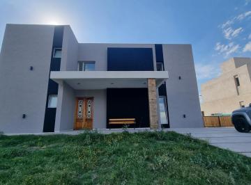 Casa · 235m² · 4 Ambientes · 2 Cocheras · Casa - Villalobos