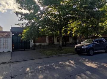 FRENTE · Casa en Venta de 3 Ambientes Edificado Sobre 2 Lotes de Terreno