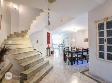 Casa · 168m² · 4 Ambientes · 2 Cocheras · Venta Casa Barrio Cura Rosario 3 Dorm. Jardín Piscina