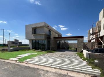 Casa de 4 ambientes, Córdoba · Venta Rincones de Manantiales Casa Sobre un Lote Completo Central, de 250 m² Se