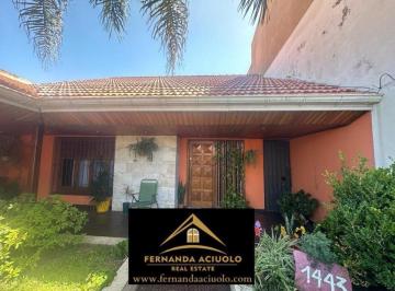 Casa · 250m² · 4 Ambientes · 1 Cochera · Chalet en Venta en Banfield