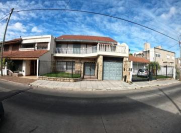 Casa · 230m² · 4 Ambientes · 2 Cocheras · Casa en Alquiler en Ramos Mejia