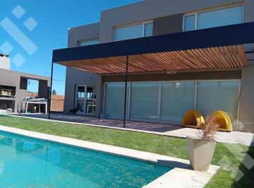 Patio con semicubierto y piscina · Venta de Casa 3 Dorm con Pileta - Urbanización Dos Ríos - Neuquén
