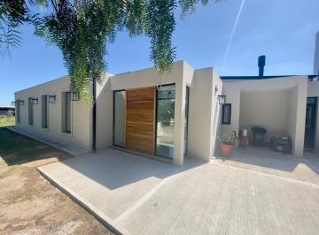 Casa · 250m² · 6 Ambientes · Moderna Casa Quinta de 250 m² en Cañuelas.