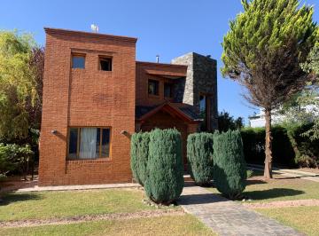 Frente · Casa Vistalba Country, 4 Dorm., 4 Baños, Garage Doble, Piscina