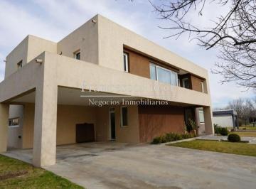 Casa · 280m² · 4 Ambientes · 2 Cocheras · Casa en Venta 5 Ambientes Lote Central Terravista