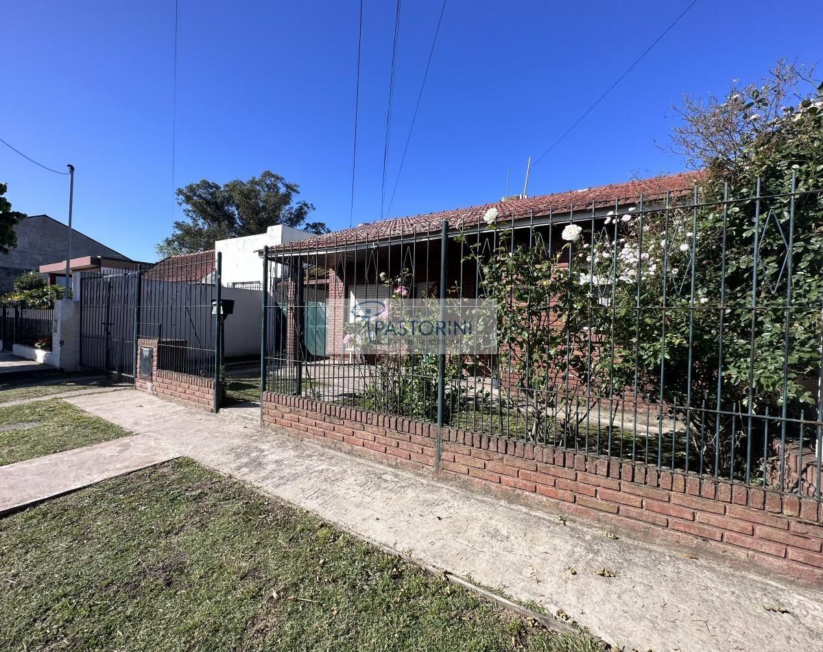 Vendemos casa de 3 ambientes sobre lote propio de 11 x 18, 50