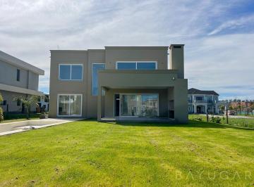Casa · 203m² · 5 Ambientes · 4 Cocheras · Venta Casa - Barrio Privado Chateau Pilar / Pilar