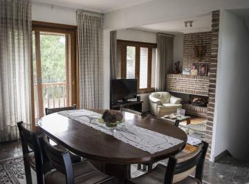Casa · 365m² · 5 Ambientes · 1 Cochera · Casa de 5 Ambientes con Cochera en Venta en Martinez
