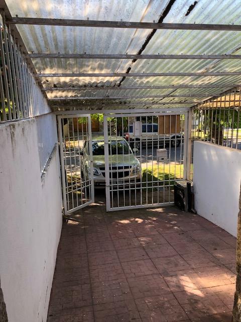 Duplex de dos ambientes, con entrada de auto. Living comedor Cocina, un dormitorio, Patio con lavadero - Parrilla. Baño completo