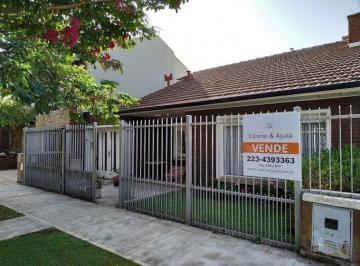 Casa · 110m² · 2 Dormitorios · 1 Cochera · Chalet 3 Amb. con Dependencia, Parque y Pileta
