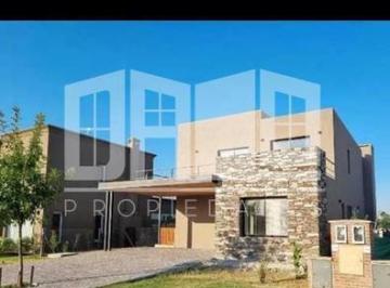 Casa · 200m² · 5 Ambientes · 1 Cochera · Casa en Venta en Vila Marina II, Villanueva, Tigre
