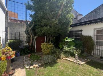 Casa · 180m² · 4 Ambientes · 1 Cochera · Chalet 4 Amb. Esquina Zona Chauvin