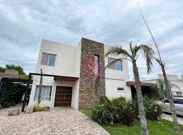 Casa · 240m² · 7 Ambientes · 3 Cocheras · Casa en Venta en La Cañada de Pilar, Barrio Los Robles