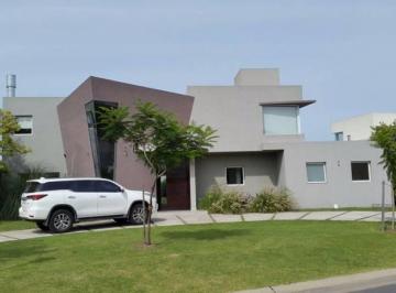 Casa · 227m² · 7 Ambientes · Excelente Casa Racionalista, 8 Años de Antiguedad