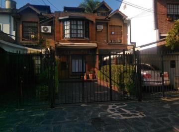 Casa · 95m² · 4 Ambientes · 1 Cochera · Triplex de 3 Amb. 3 Dormit, 2 Baños, Patio con Lav y Parrilla, Entrada Para Auto