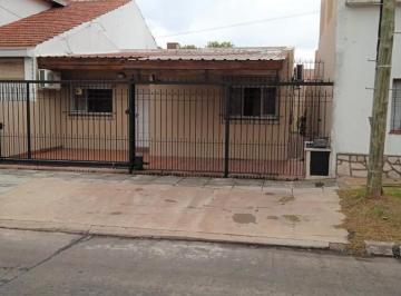 Casa · 85m² · 3 Ambientes · 1 Cochera · Chalet en 1 Planta Reciclado, Jardín, Cochera. Impecable - Olivos