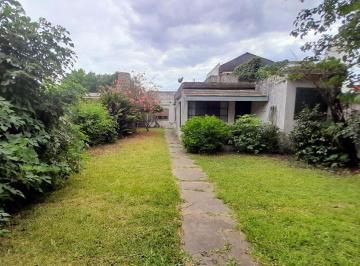 Casa · 204m² · 4 Ambientes · 1 Cochera · Boulogne - Sólida Casa con Techo de Losa y Posibilidad de Ampliación en Planta Alta! Lote 8.66 X 42