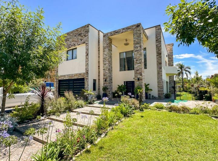 Casa · 840m² · 6 Ambientes · 1 Cochera
