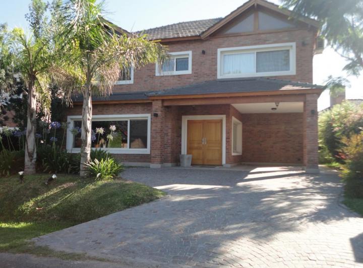 Casa · 266m² · 6 Ambientes · 1 Cochera