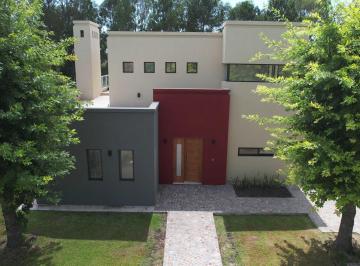 Casa · 162m² · 5 Ambientes · 2 Cocheras · Venta Casa a Estrenar con Diseño Moderno Exclusivo
