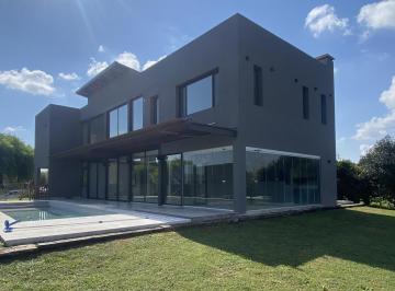 Casa · 202m² · 6 Ambientes · 4 Cocheras · Casa de Categoria a La Venta en San Sebastian Country Club / Area 1 / Oportunidad