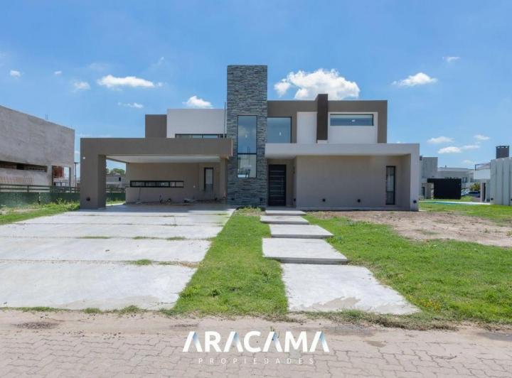 Casa · 520m² · 5 Ambientes · 1 Cochera
