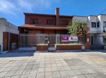 Casa de 6 ambientes, Lomas de Zamora · Chalet con Lindo Parque y Galpon Comercial en Venta en Lomas