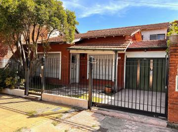 Casa de 4 ambientes, San Isidro · Martínez:excelente Casa Sobre Lote de 10x49,55 con Taller Al Fondo y Gran Jardín