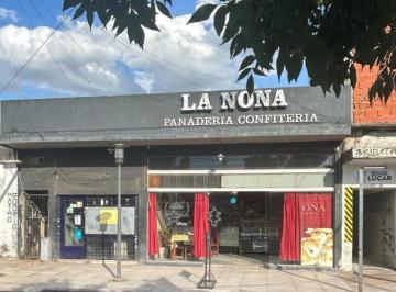 Local comercial de 1 ambiente, Moreno · Retasado. Dos Locales C/ Espacio Aereo, Zona Comercial, a m de La Estacion.