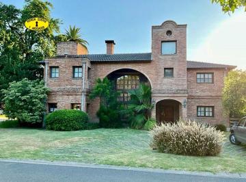Casa · 390m² · 6 Ambientes · 2 Cocheras · 3279 Ml - Casa en Venta El Casco de Moreno, Financiacion