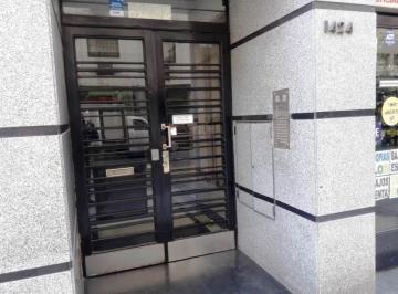 Puerta ingreso al edificio · Alquilo 3 Ambientes en Tribunales